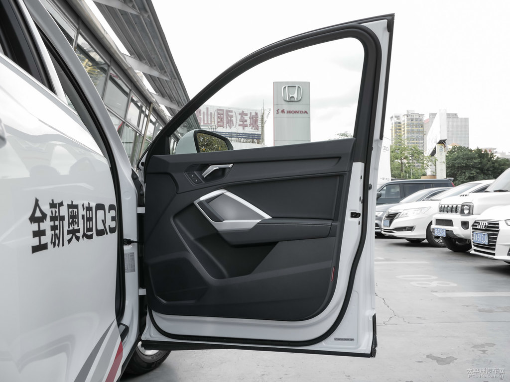 冰川白奧迪Q3車廂內(nèi)飾圖片