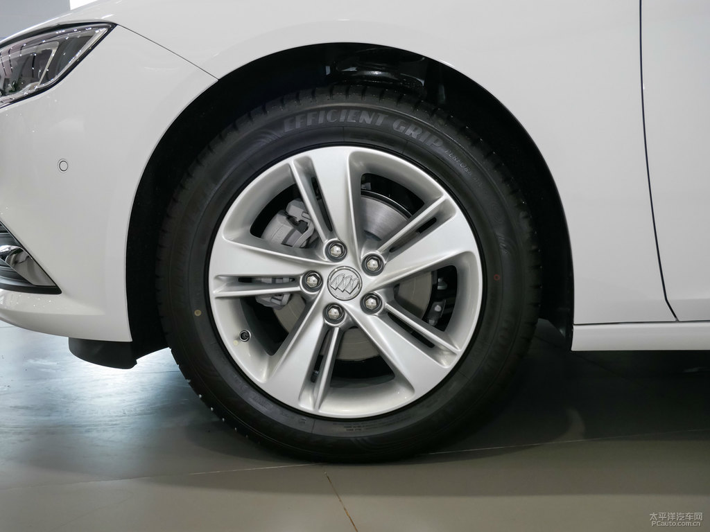 象牙白君威車身外觀圖片