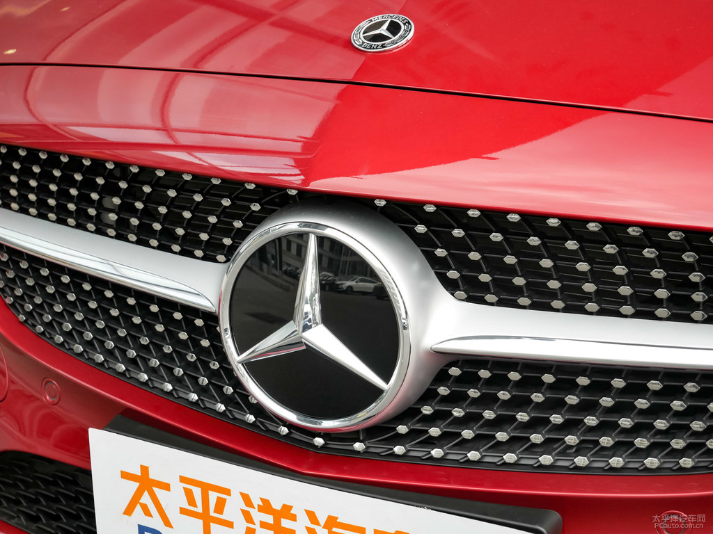 鋯英石紅奔馳C級車頭外觀圖片