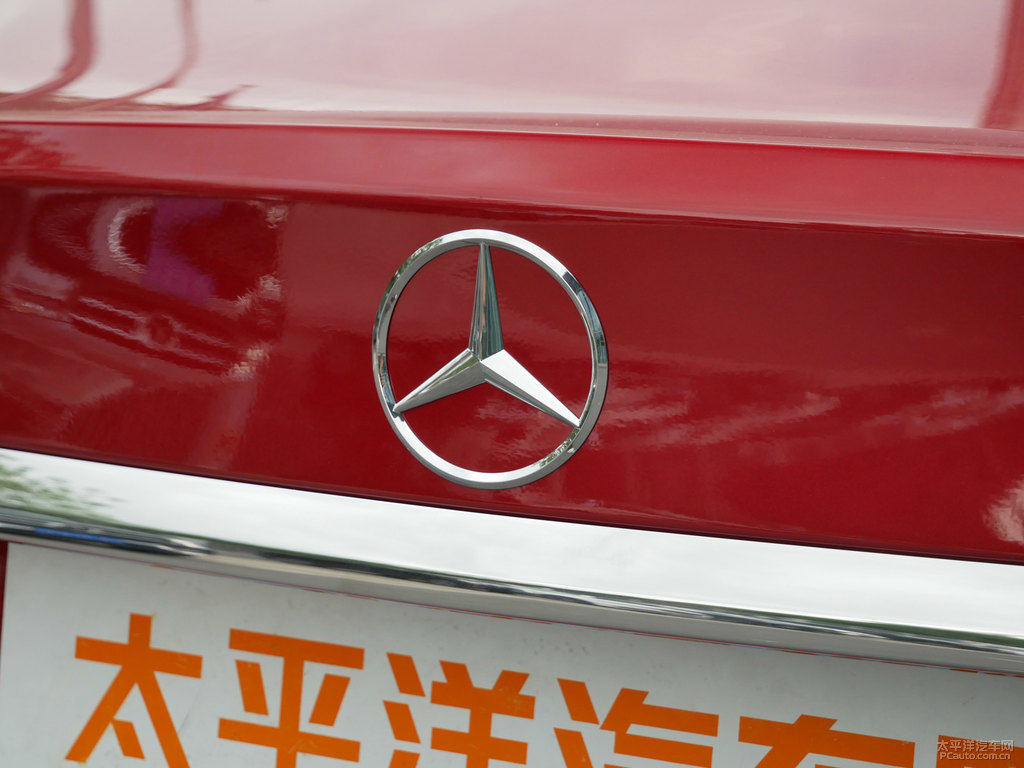 鋯英石紅奔馳C級車尾外觀圖片
