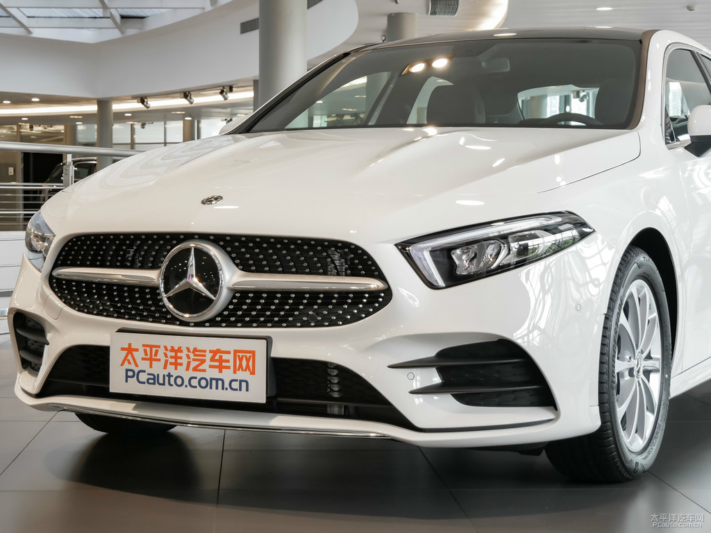 北極白奔馳A級(jí)車頭外觀圖片