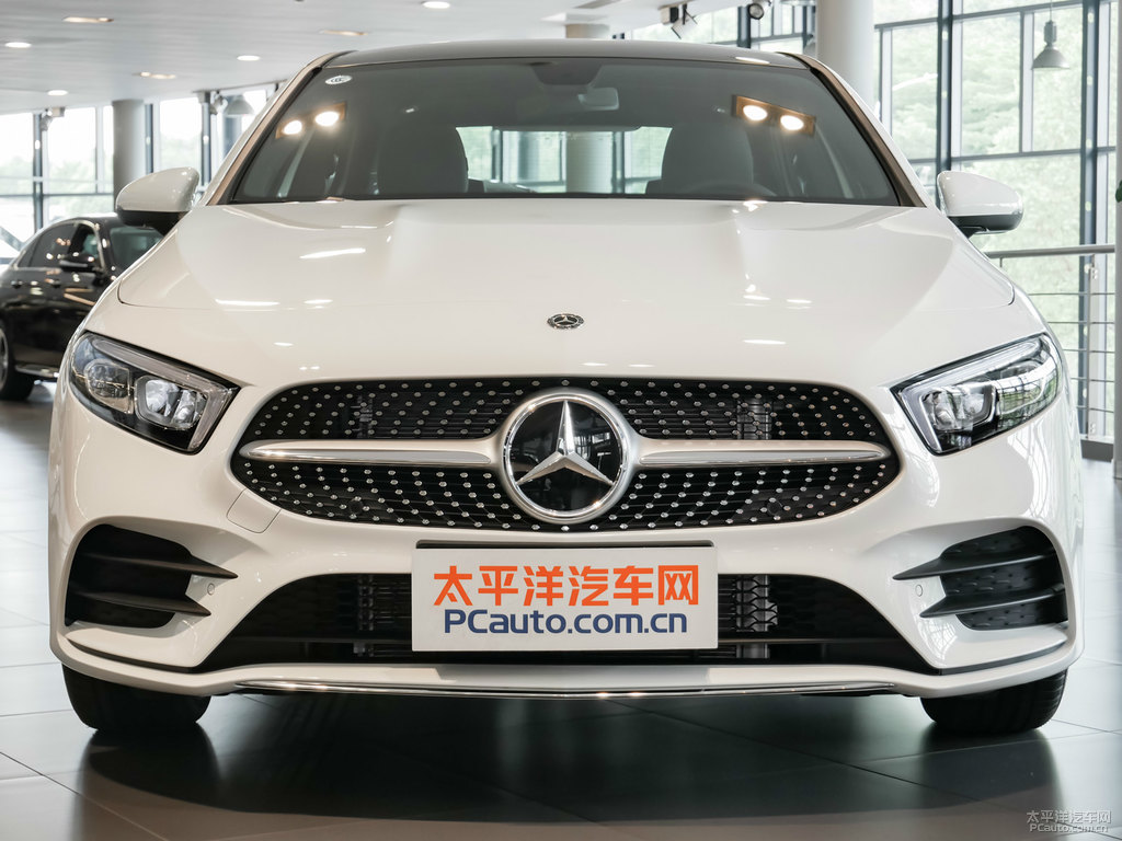 北極白奔馳A級(jí)車頭外觀圖片