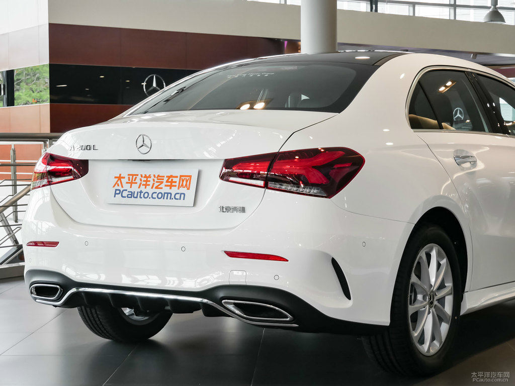 北極白奔馳A級(jí)車尾外觀圖片