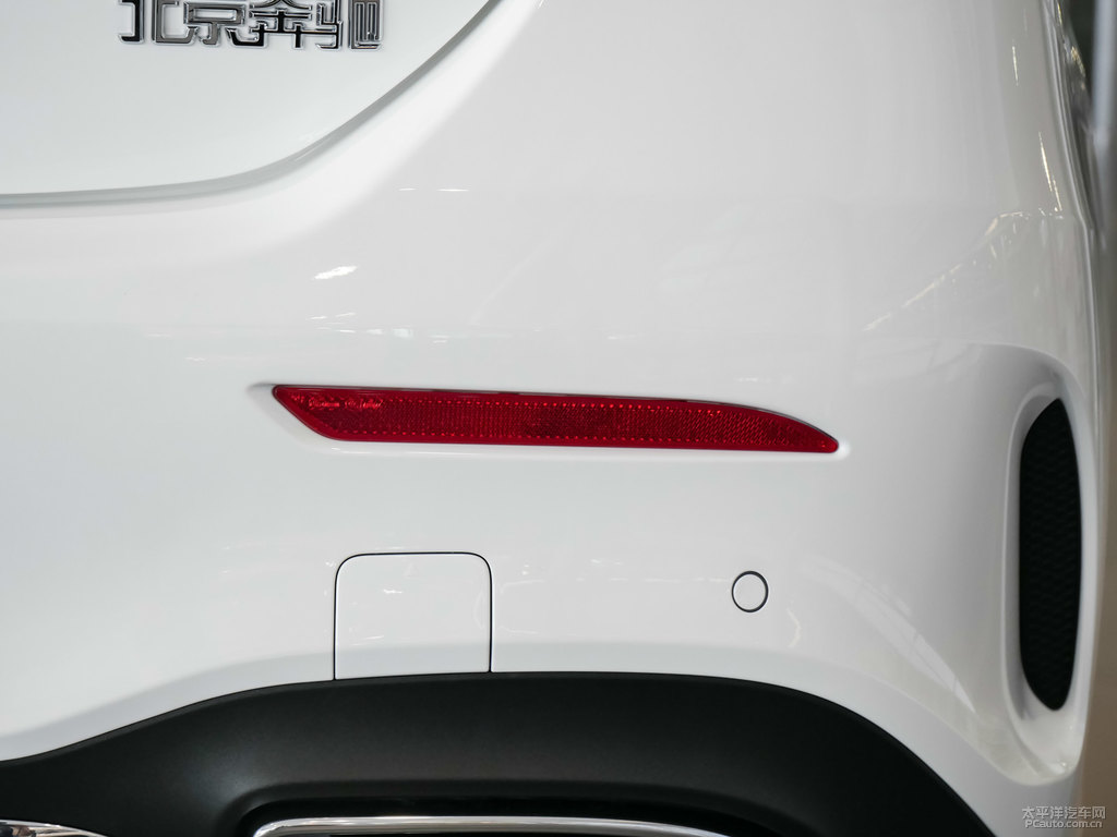北極白奔馳A級車尾外觀圖片