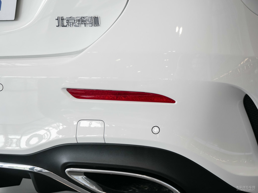 北極白奔馳A級車尾外觀圖片