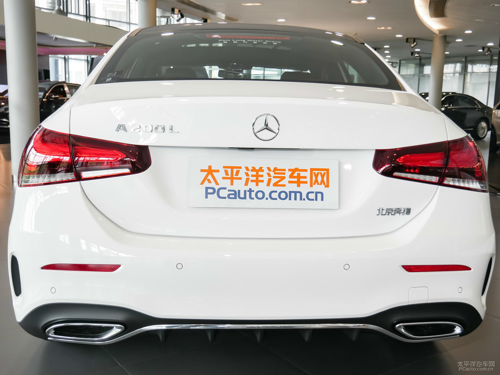 北極白奔馳A級(jí)車尾外觀圖片