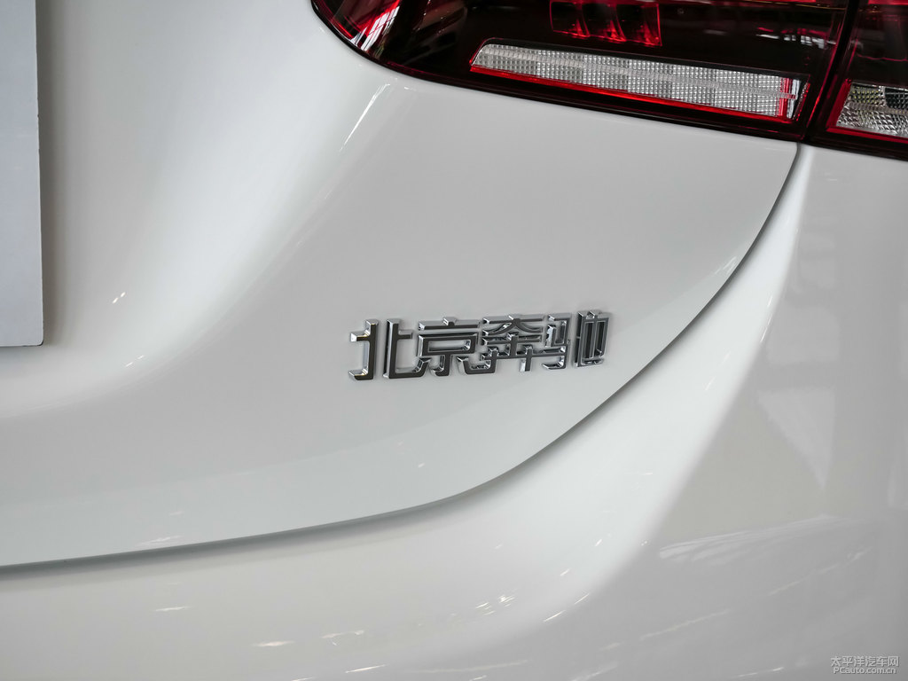 北極白奔馳A級(jí)車尾外觀圖片