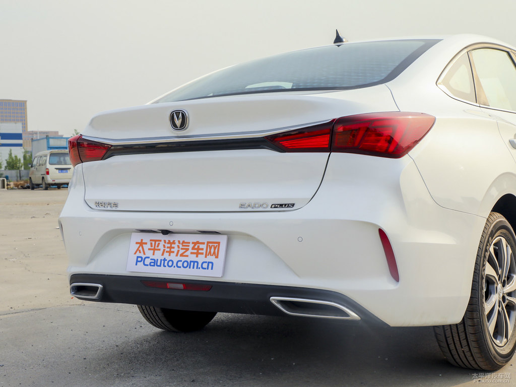 閃光冰晶白逸動(dòng)PLUS車尾外觀圖片