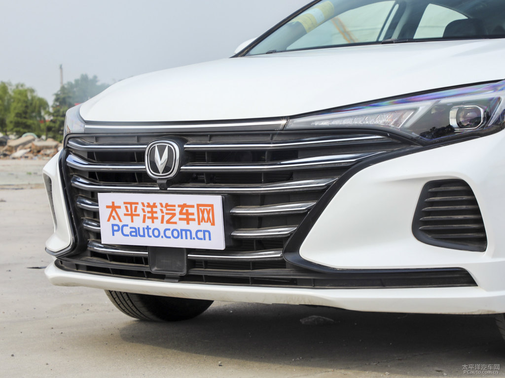 閃光冰晶白逸動PLUS車頭外觀圖片