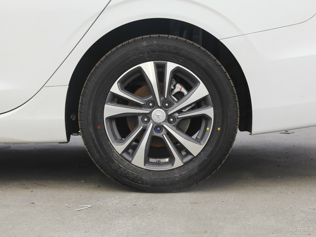 閃光冰晶白逸動(dòng)PLUS車(chē)身外觀(guān)圖片