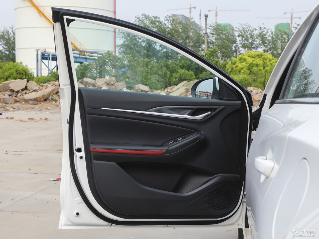 閃光冰晶白逸動(dòng)PLUS車廂內(nèi)飾圖片