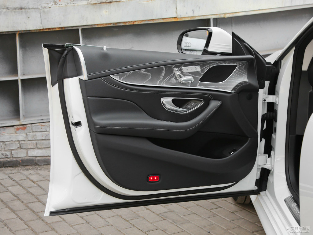 鉆石白奔馳CLS級車廂內(nèi)飾圖片