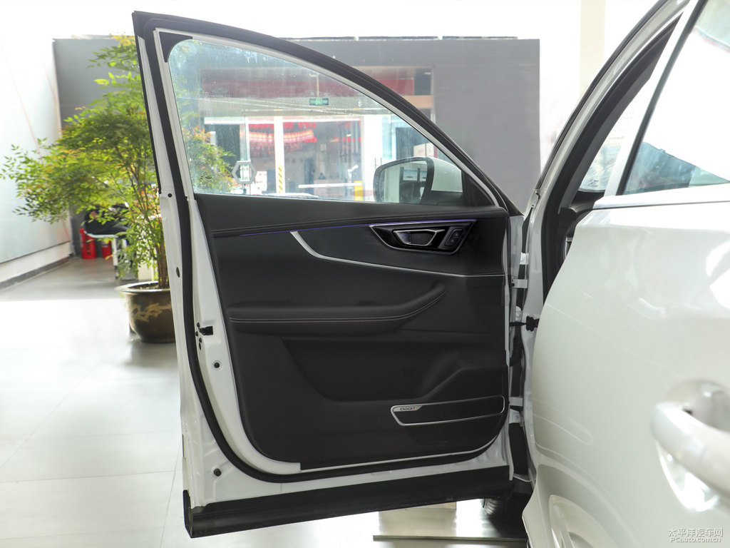 珍珠白瑞虎8車廂內(nèi)飾圖片