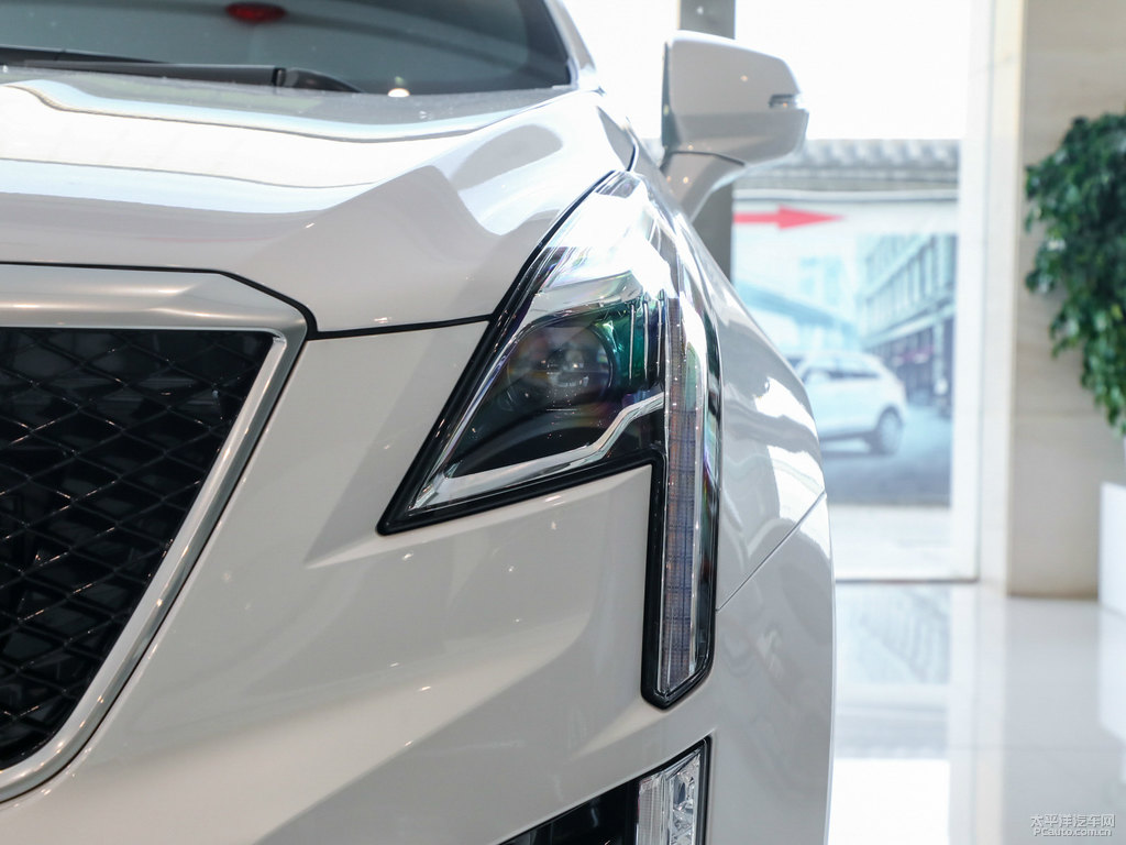 鉆白凱迪拉克XT5車頭外觀圖片