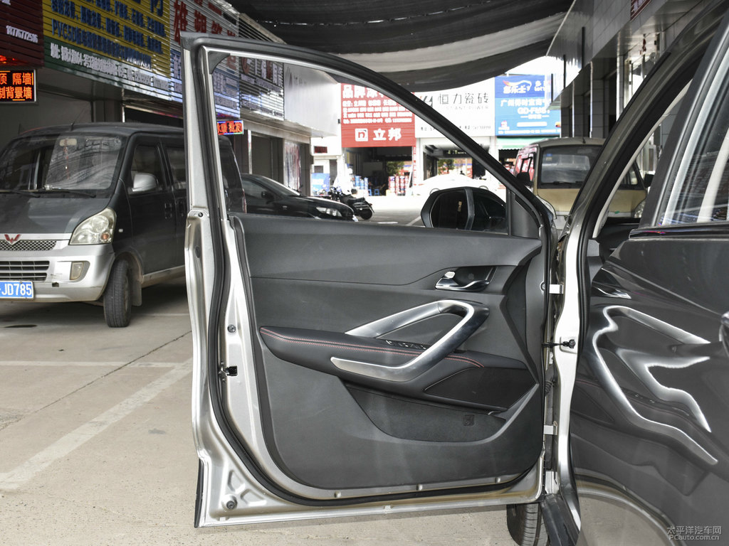 極光銀寶駿510車廂內(nèi)飾圖片