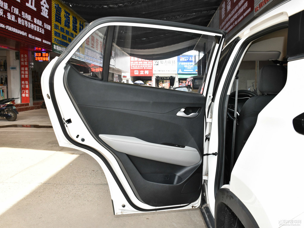 糖果白寶駿510車廂內(nèi)飾圖片