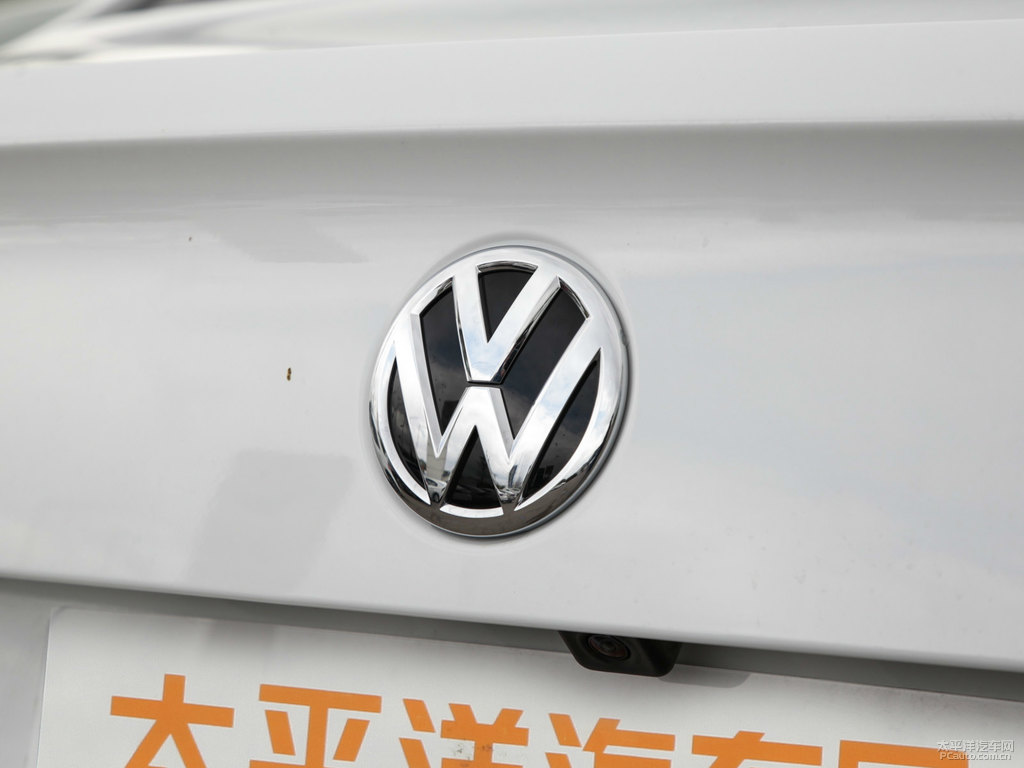 極地白寶來車尾外觀圖片