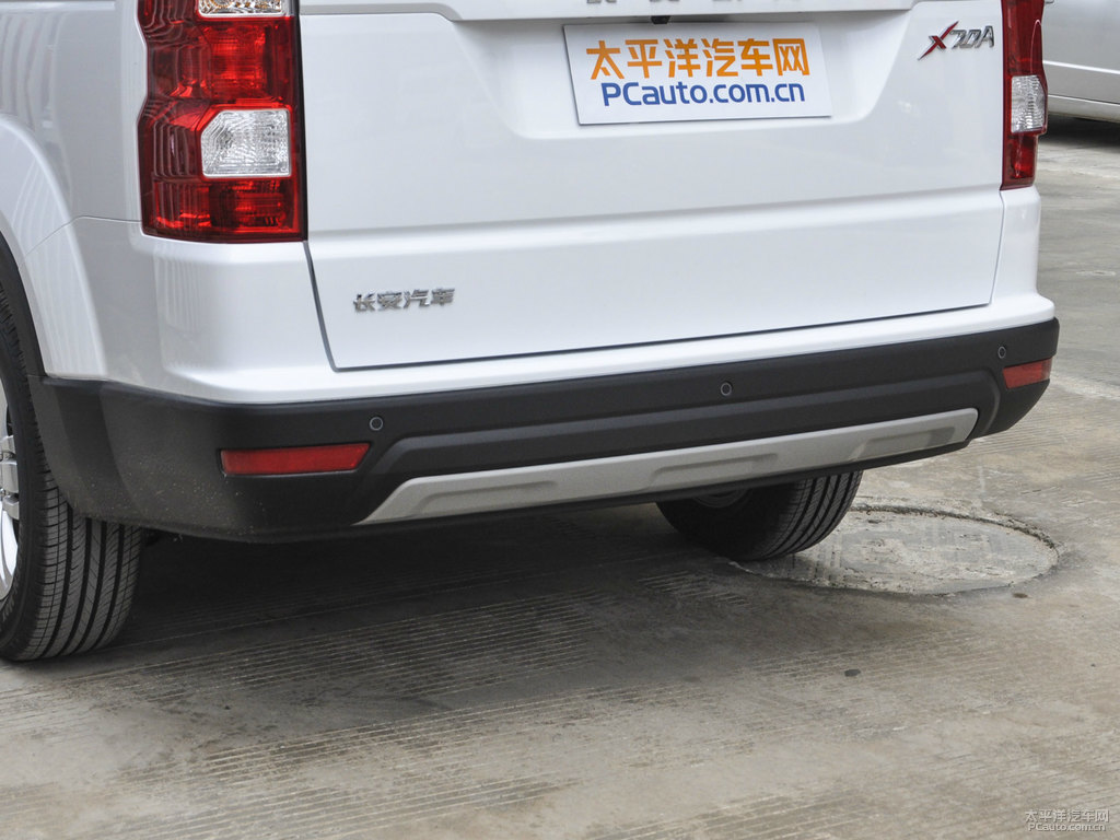 星辰白長(zhǎng)安歐尚X70A車尾外觀圖片