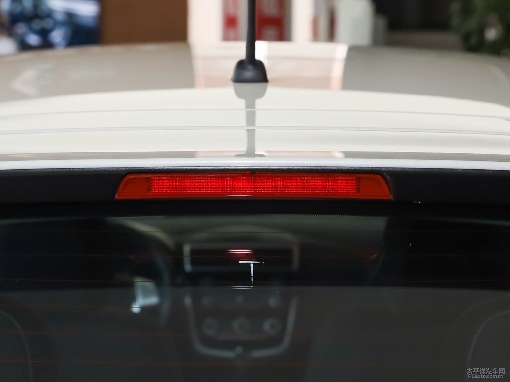 珠光白騏達車尾外觀圖片