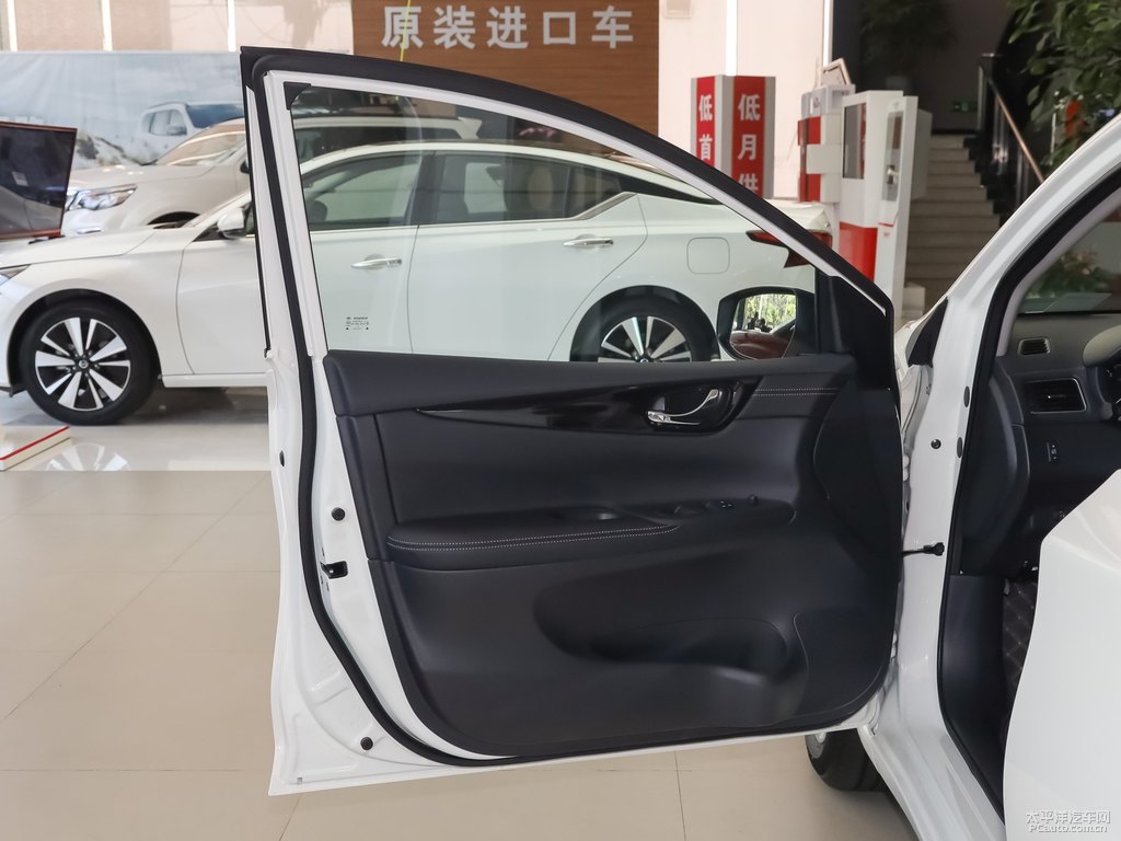 珠光白騏達車廂內(nèi)飾圖片
