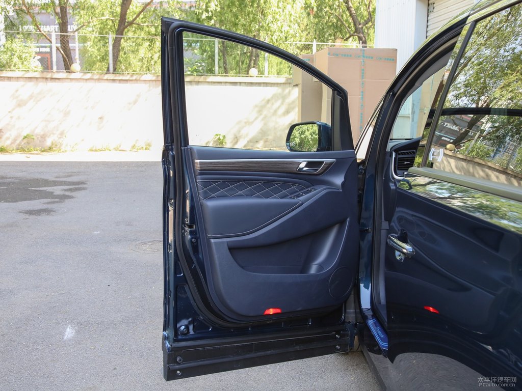 孔雀藍(lán)傳祺M8車廂內(nèi)飾圖片