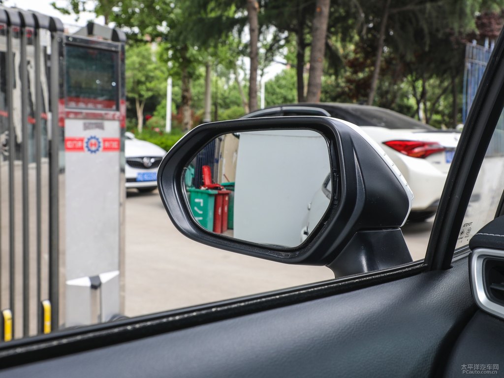 珍珠白雷凌車身外觀圖片
