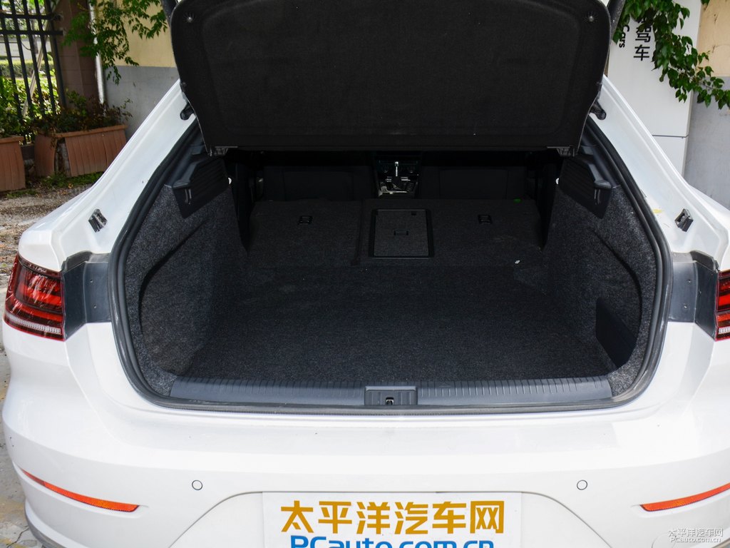 朱鷺白大眾CC后備廂空間圖片