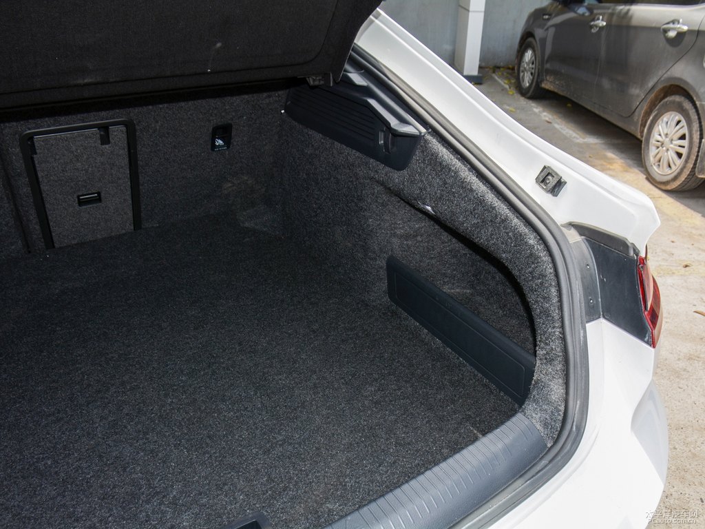 朱鷺白大眾CC后備廂空間圖片