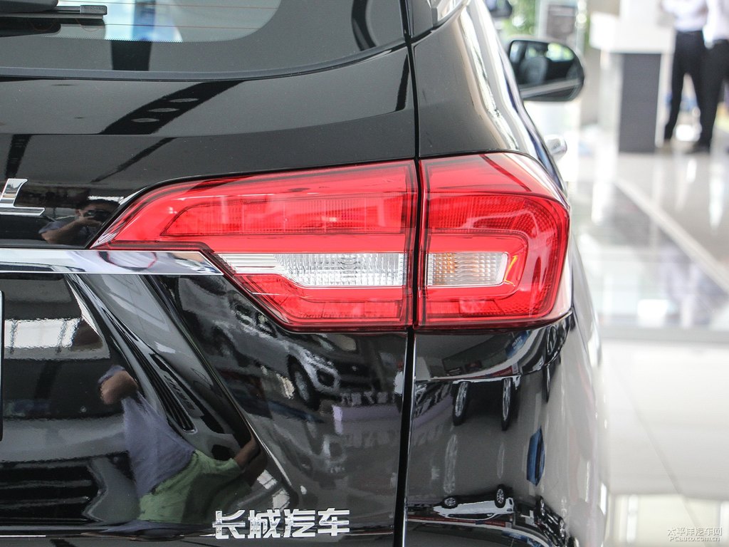 經(jīng)典黑哈弗M6車尾外觀圖片