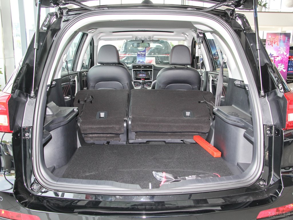 經(jīng)典黑哈弗M6后備廂空間圖片