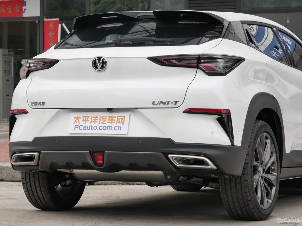 星辰白長安UNI-T車尾外觀圖片
