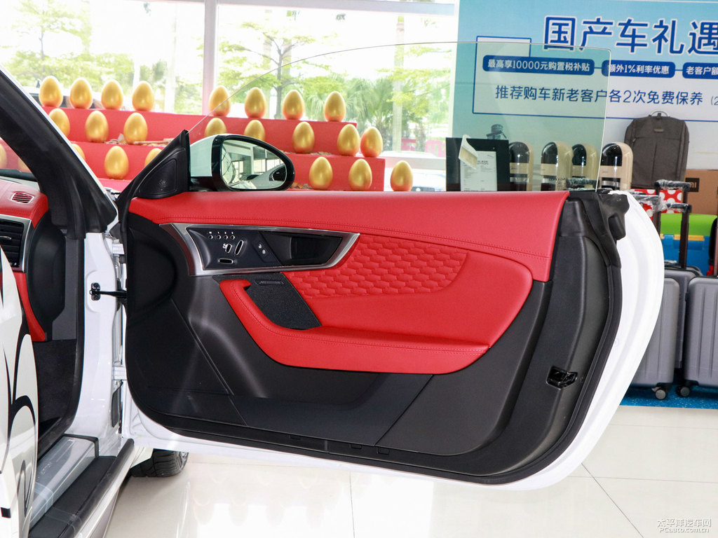 富士白捷豹F-TYPE車廂內(nèi)飾圖片