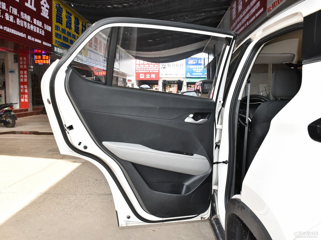 糖果白寶駿510車廂內飾圖片