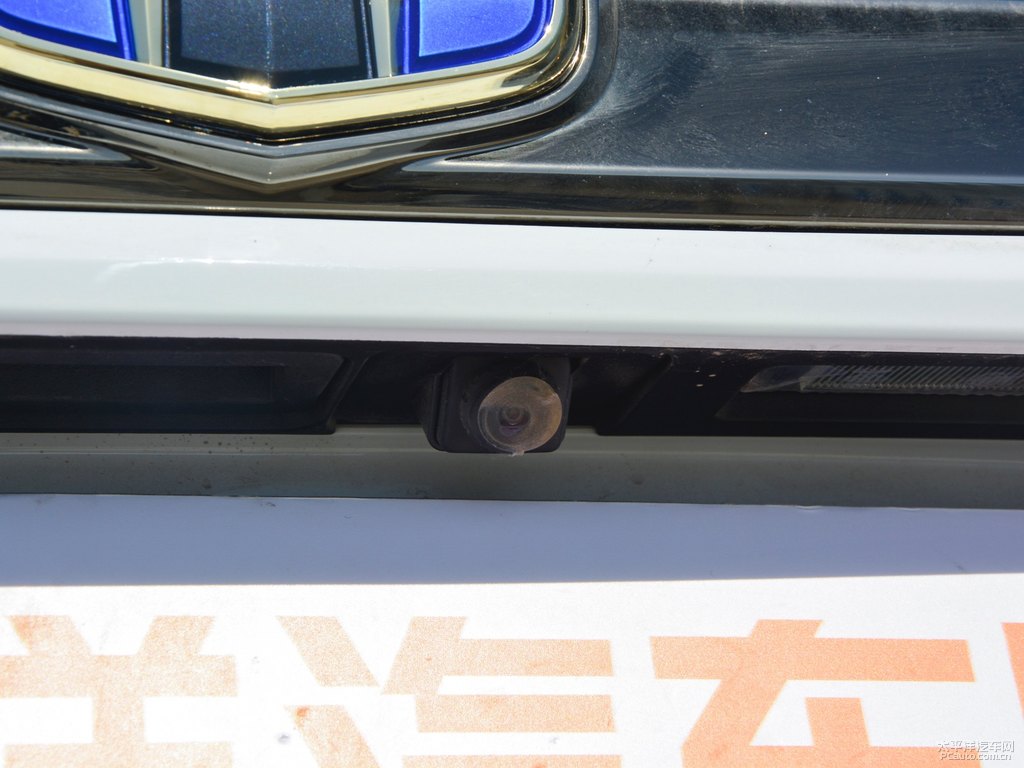 漢玉白博越車尾外觀圖片