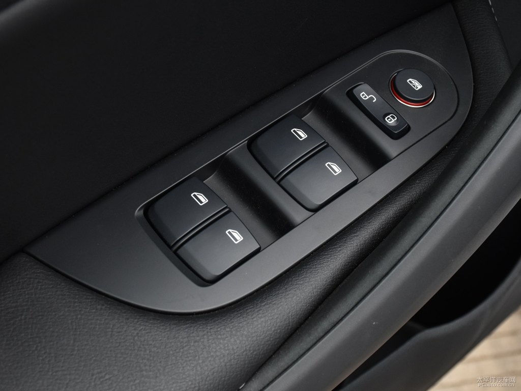 流光白宋車廂內(nèi)飾圖片