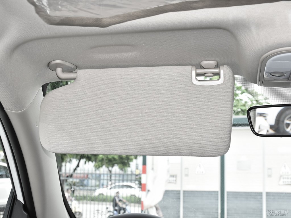流光白宋車(chē)廂內(nèi)飾圖片