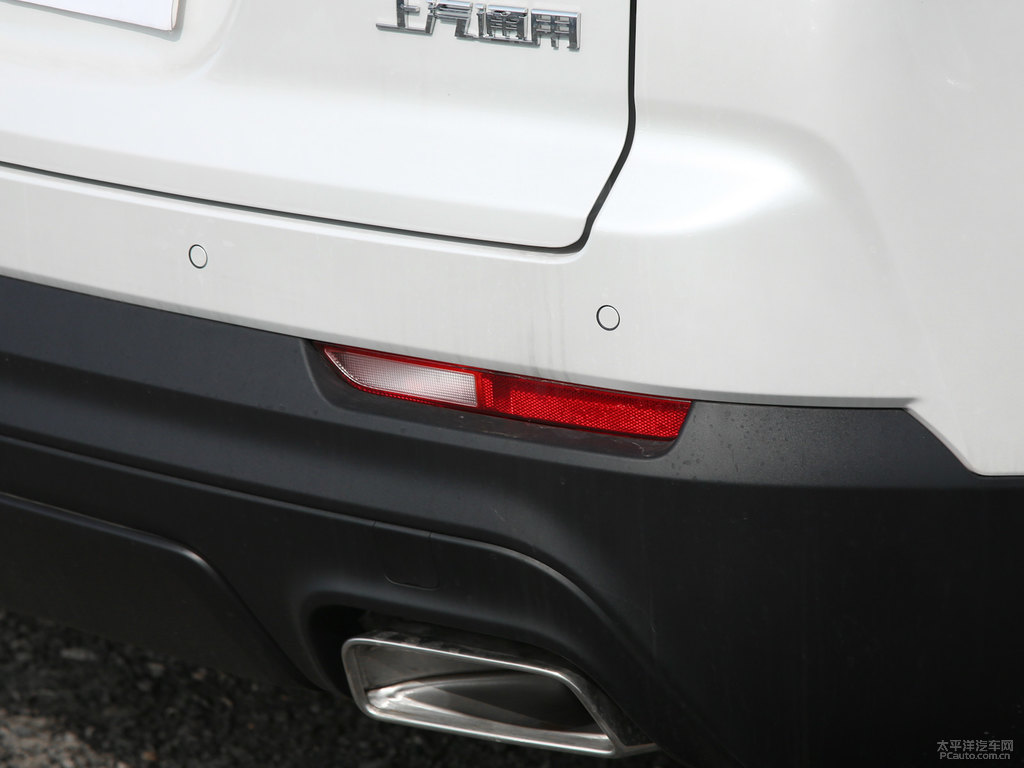 鉆白凱迪拉克XT4車尾外觀圖片