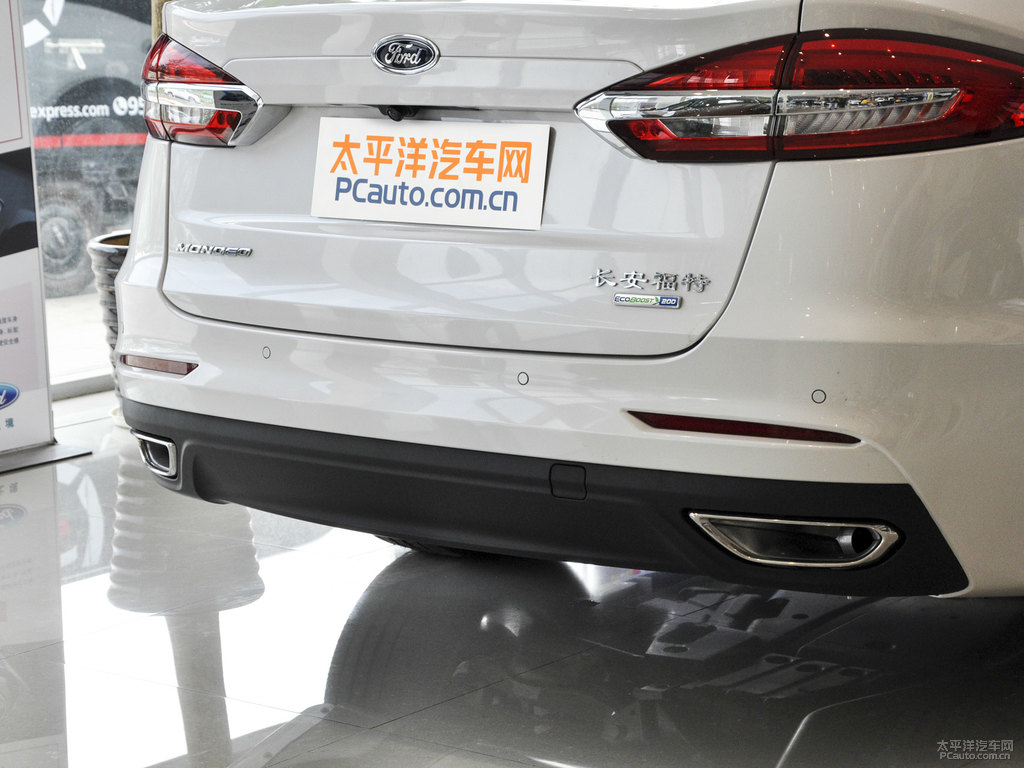 典雅白蒙迪歐車尾外觀圖片