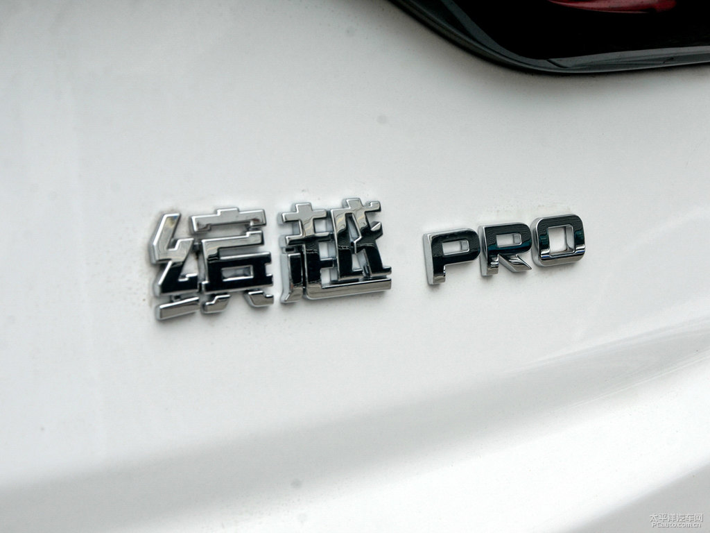 自信白繽越車尾外觀圖片