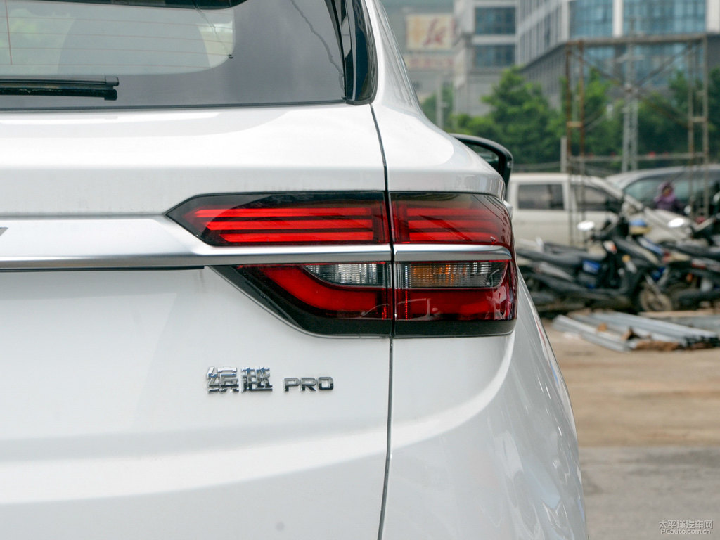 自信白繽越車尾外觀圖片