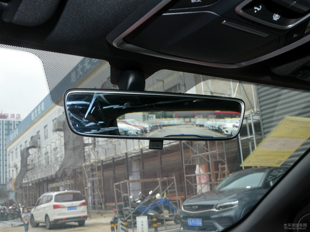 自信白繽越車廂內(nèi)飾圖片