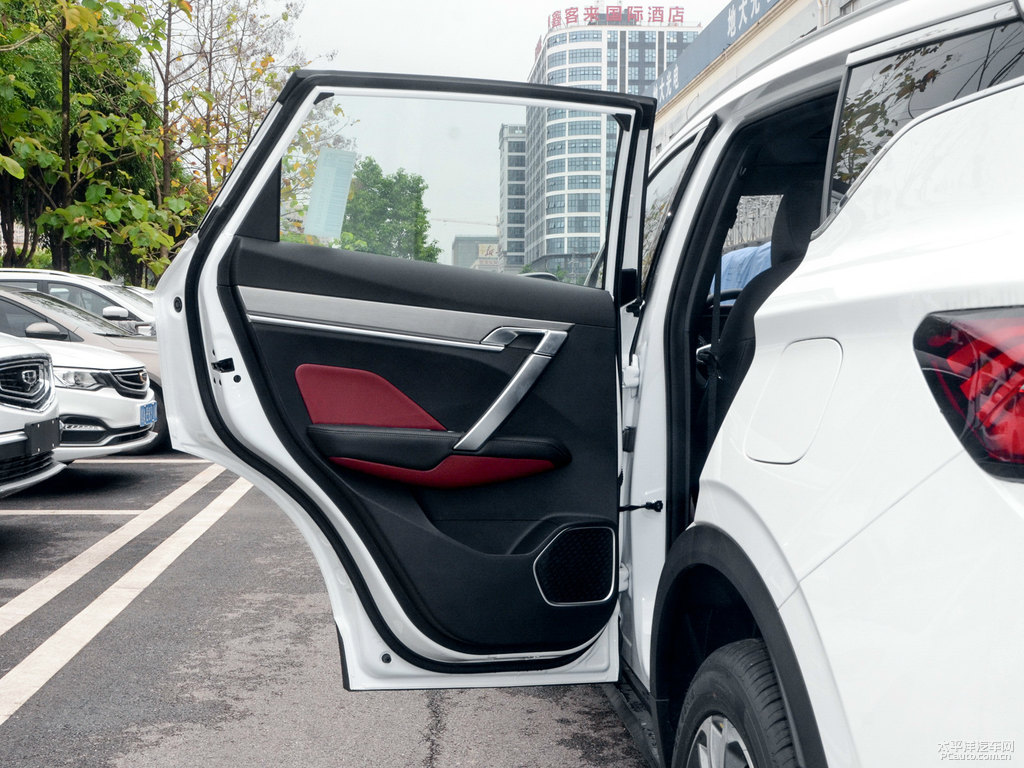 自信白繽越車廂內(nèi)飾圖片