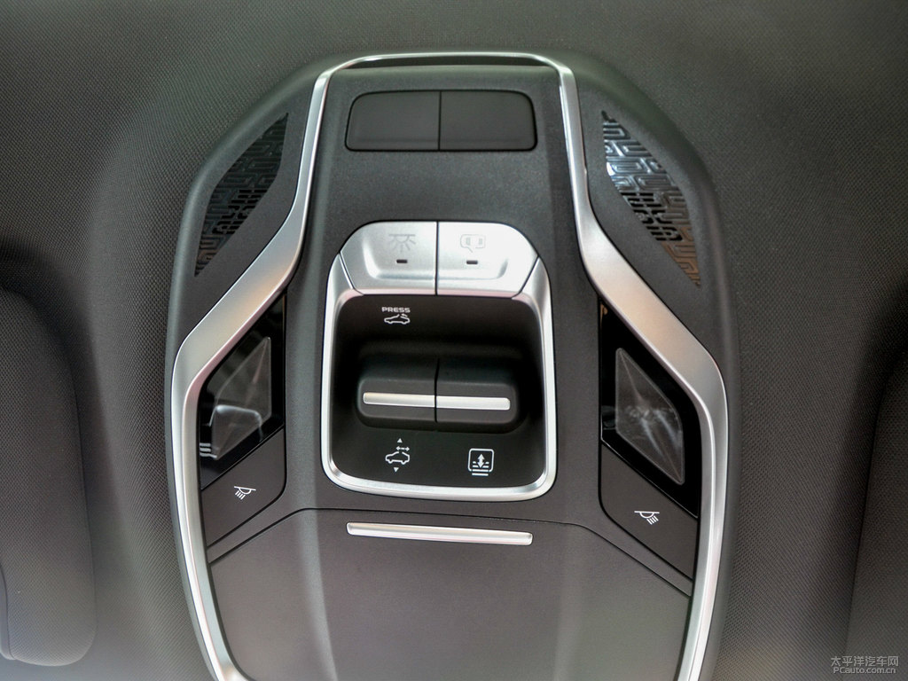 自信白繽越車廂內(nèi)飾圖片