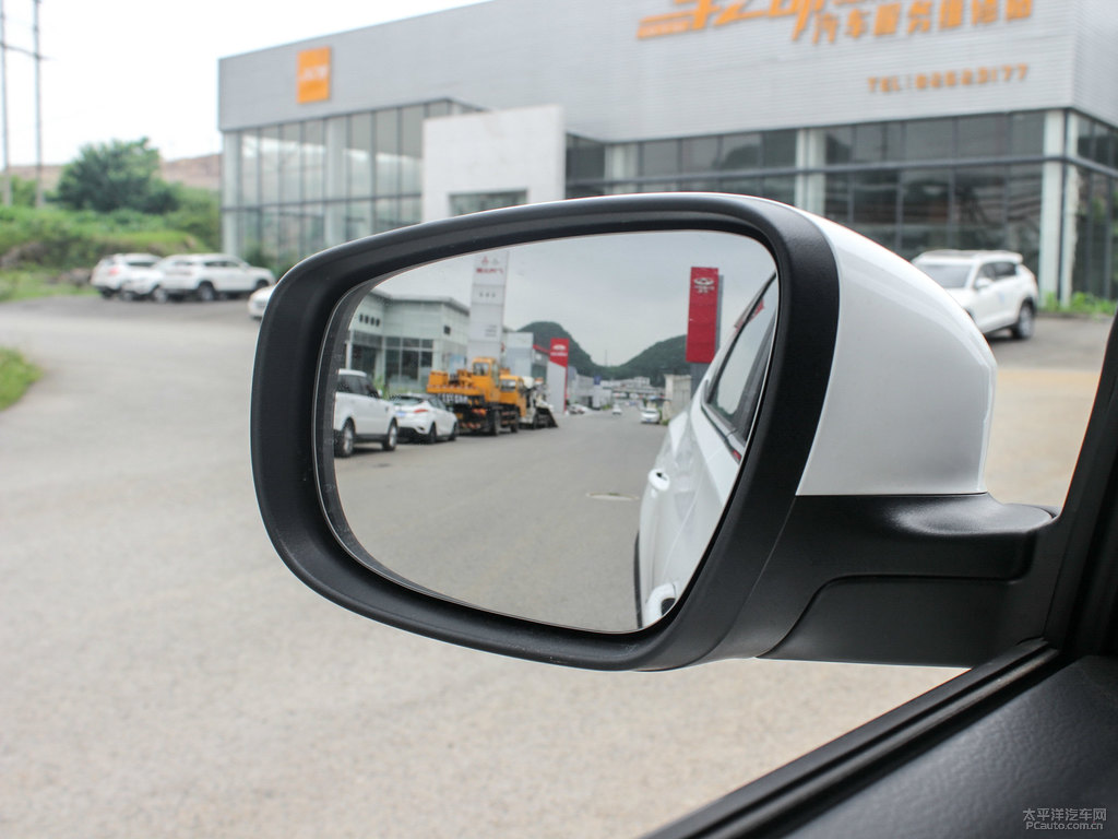 珍珠白瑞虎8車身外觀圖片