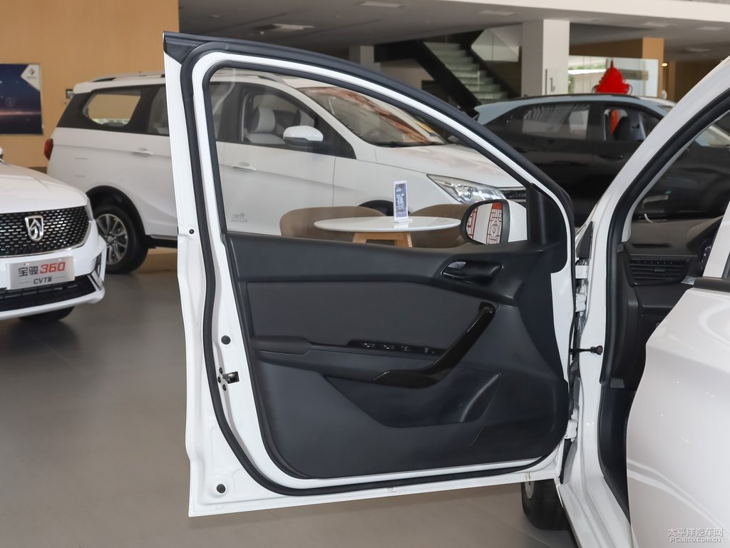 糖果白寶駿310車廂內(nèi)飾圖片