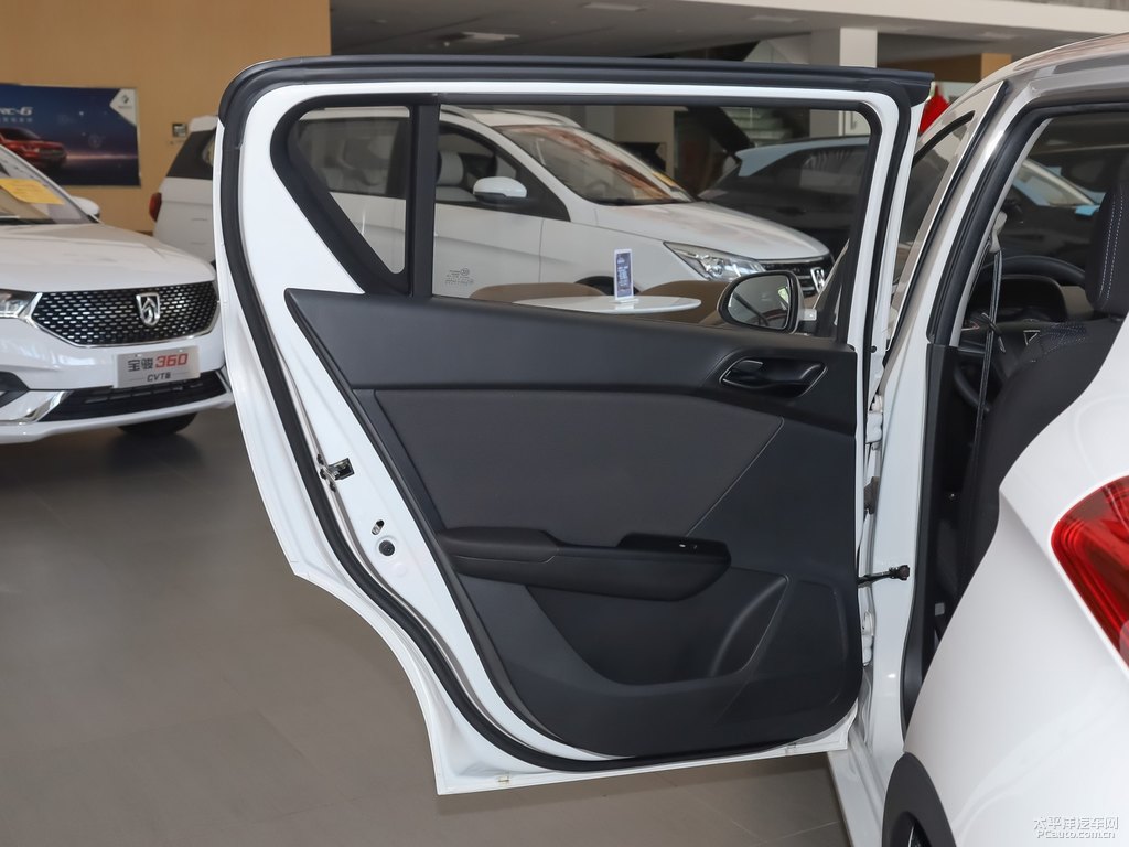 糖果白寶駿310車廂內(nèi)飾圖片
