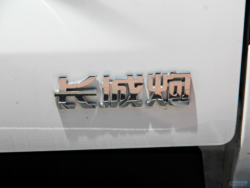 簡(jiǎn)約白炮車尾外觀圖片