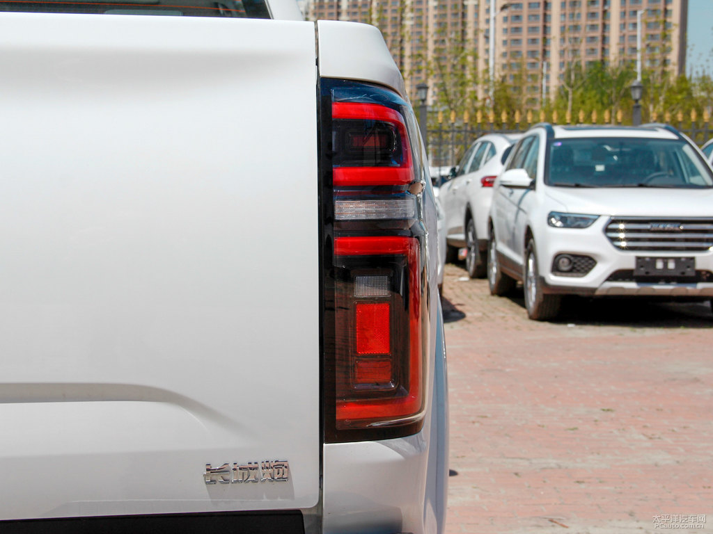 簡(jiǎn)約白炮車尾外觀圖片