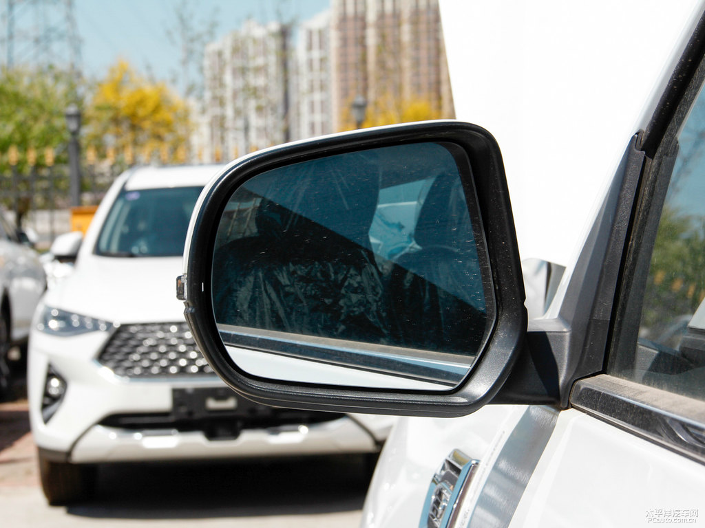 簡(jiǎn)約白炮車(chē)身外觀圖片