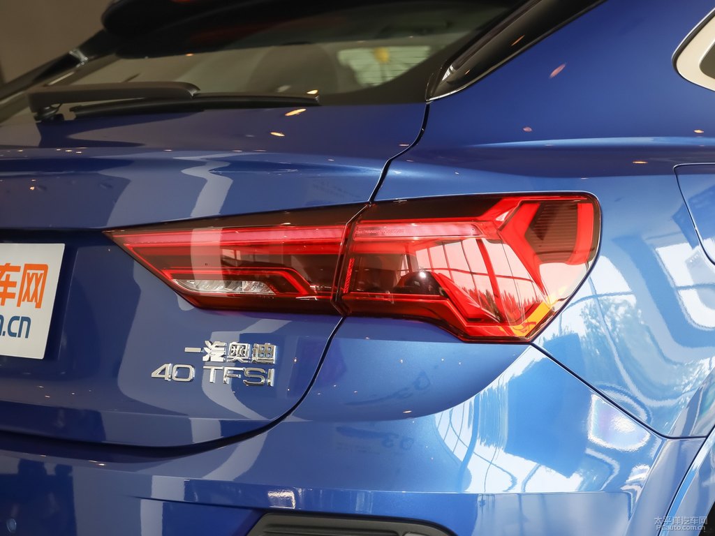 雪邦藍(lán)奧迪Q3 Sportback車尾外觀圖片